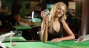 Antarmuka mobile nimoslot Speed Blackjack dengan tombol keputusan dan timer di layar